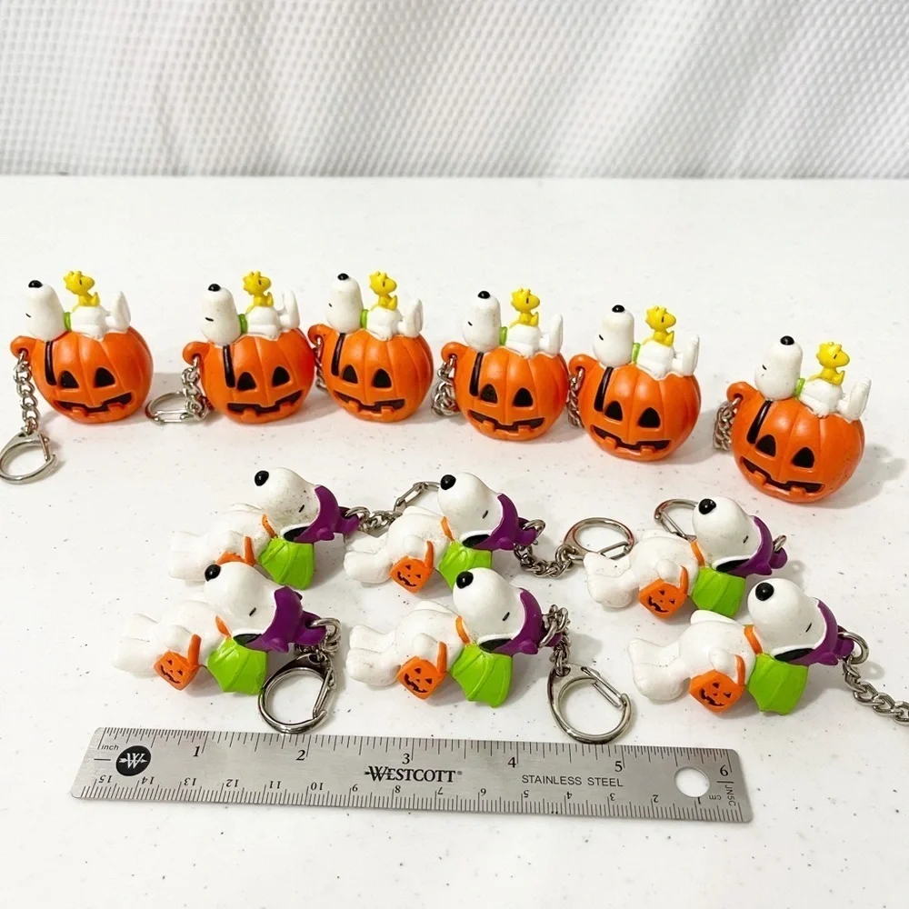 Lot Of 12- Vintage Peanuts Snoopy/ Halloween/Fall/Thanksgiving key chains.
